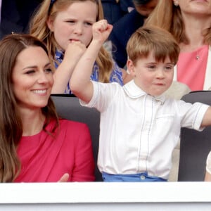 Kate Catherine Middleton, duchesse de Cambridge, le prince Louis, la princesse Charlotte - La famille royale d'Angleterre lors de la parade devant le palais de Buckingham, à l'occasion du jubilé de la reine d'Angleterre. Le 5 juin 2022 