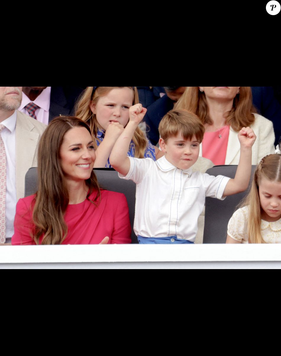 Kate Catherine Middleton, duchesse de Cambridge, le prince Louis, la princesse Charlotte - La famille royale d'Angleterre lors de la parade devant le palais de Buckingham, à l'occasion du jubilé de la reine d'Angleterre. Le 5 juin 2022
