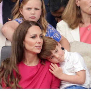 Kate Catherine Middleton, duchesse de Cambridge, le prince Louis, la princesse Charlotte - La famille royale d'Angleterre lors de la parade devant le palais de Buckingham, à l'occasion du jubilé de la reine d'Angleterre. 