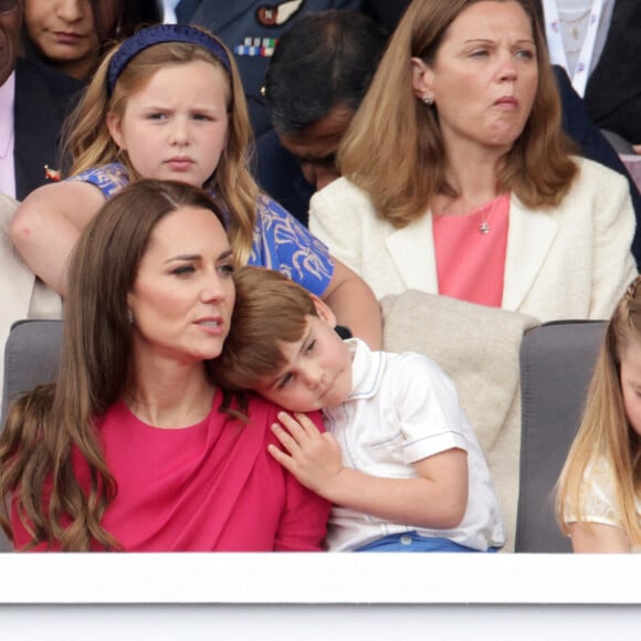 Kate Catherine Middleton, duchesse de Cambridge, le prince Louis, la princesse Charlotte - La famille royale d'Angleterre lors de la parade devant le palais de Buckingham, à l'occasion du jubilé de la reine d'Angleterre. 