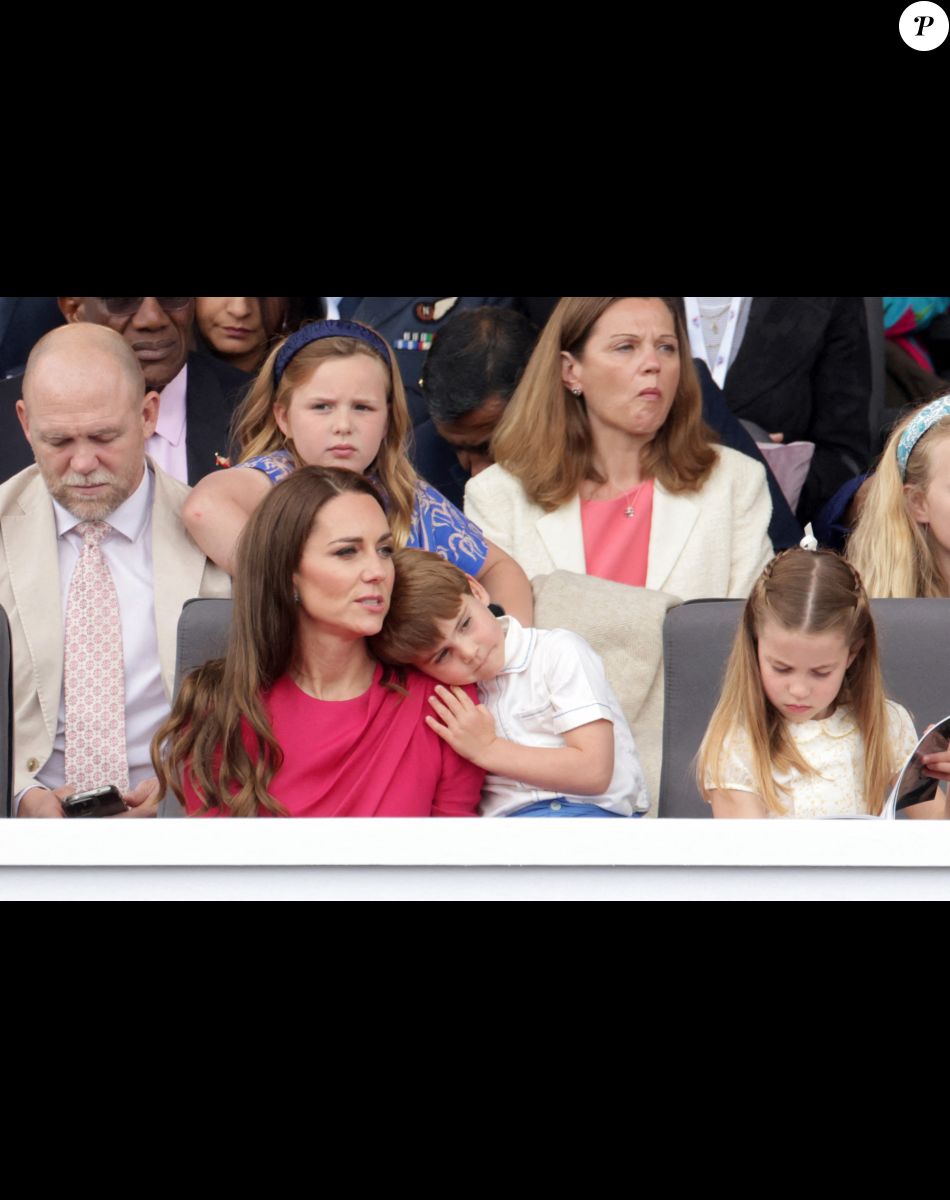 Kate Catherine Middleton, duchesse de Cambridge, le prince Louis, la princesse Charlotte - La famille royale d'Angleterre lors de la parade devant le palais de Buckingham, à l'occasion du jubilé de la reine d'Angleterre.