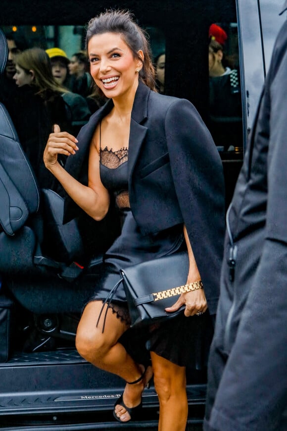 Eva Longoria - Arrivées au défilé Victoria Beckham, collection femme prêt-à-porter printemps/été lors de la Fashion Week de Paris. Le 30 septembre 2022.