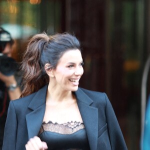 Eva Longoria quitte son hôtel pour assister au défilé de Victoria Beckham lors de la Fashion Week à Paris, le 30 septembre 2022.