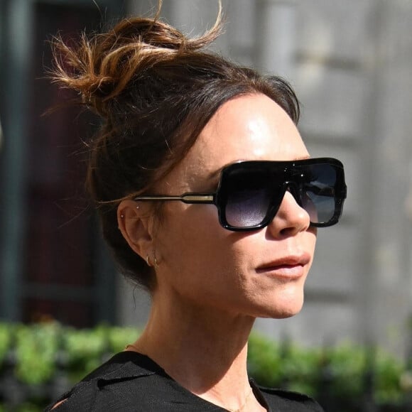 Victoria Beckham quitte son hôtel pour assister au défilé de sa marque lors de la Fashion Week à Paris.