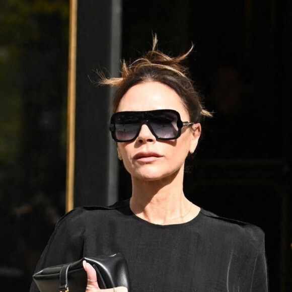 Victoria Beckham quitte son hôtel pour assister au défilé de sa marque lors de la Fashion Week à Paris, le 30 septembre 2022.