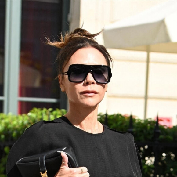 Victoria Beckham quitte son hôtel pour assister au défilé de sa marque lors de la Fashion Week à Paris, le 30 septembre 2022.