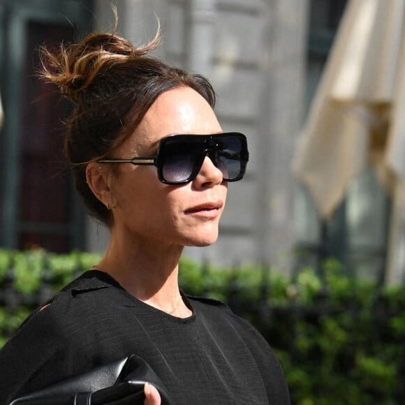 Victoria Beckham quitte son hôtel pour assister au défilé de sa marque lors de la Fashion Week à Paris, le 30 septembre 2022.