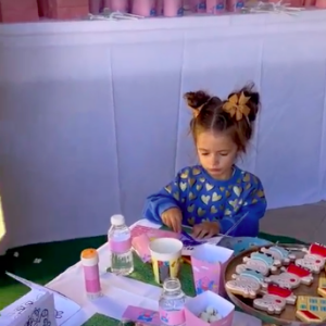 Vidéo des coulisses du 3e anniversaire de Ruby, fille de Kevin Guedj et Carla Moreau.Le 1er octobre 2022.