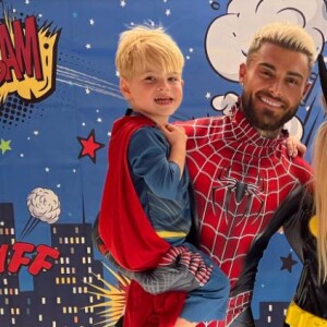 Jessica Thivenin, Thibault Garcia et leur fils Maylone déguisés en super-héros