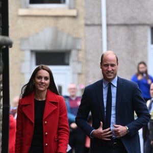 Le prince William, prince de Galles, et Catherine (Kate) Middleton, princesse de Galles, lors de leur visite à l'église St Thomas à Swansea, Royaume Uni, le 27 septembre 2022. L'église réaménagée soutient les habitants de la région et de la ville et du comté de Swansea avec des initiatives telles qu'une banque alimentaire, Swansea Baby Basics, distribuant des articles essentiels aux mères vulnérables telles que des articles de toilette et des vêtements, des installations pour sans-abri, une organisation à but non lucratif café, une cuisine de formation communautaire et un réseau de distribution de surplus de nourriture qui collecte la nourriture des supermarchés à la fin de chaque journée et la distribue pour prévenir le gaspillage alimentaire et aider à mettre fin à la pauvreté alimentaire. 