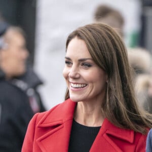 Le prince William, prince de Galles, et Catherine (Kate) Middleton, princesse de Galles, arrivent pour une visite à la station de sauvetage RNLI Holyhead à Holyhead, Pays de Galles, Royaume Uni, le 27 septembre 2022. Le couple princier rencontre l'équipage, les bénévoles et certains de ceux qui ont été soutenus par leur unité locale. Holyhead est l'une des trois plus anciennes stations de sauvetage de la côte galloise et a une histoire de bravoure remarquable, ayant reçu 70 prix pour bravoure. 