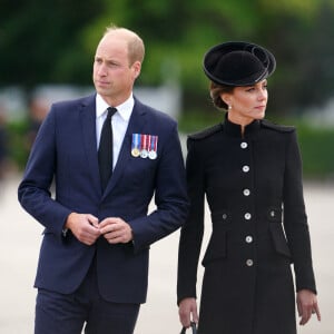 Le prince William, prince de Galles, et Catherine (Kate) Middleton, princesse de Galles, au centre d'entraînement de l'armée (ATC) Pirbright à Guildford, le 16 septembre 2022. Cette visite a pour but de pour rencontrer des troupes du Commonwealth qui ont été déployées au Royaume-Uni pour participer aux funérailles de la reine Elizabeth II. Des soldats du Canada, d'Australie et de Nouvelle-Zélande se sont réunis à Pirbright pour répéter leurs rôles lors des funérailles de la souveraine, prévues le 19 septembre 2022. 