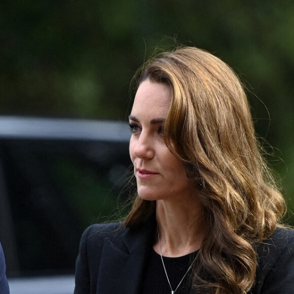 Le prince William, prince de Galles, et Catherine (Kate) Middleton, princesse de Galles regardent les hommages floraux laissés par les membres du public aux portes de Sandringham House à Norfolk, Royaume Uni, le 15 septembre 2022, après la mort de la reine Elisabeth II. 