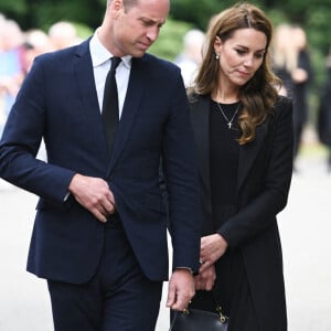 Le prince William, prince de Galles, et Catherine (Kate) Middleton, princesse de Galles regardent les hommages floraux laissés par les membres du public aux portes de Sandringham House à Norfolk, Royaume Uni, le 15 septembre 2022, après la mort de la reine Elisabeth II. 