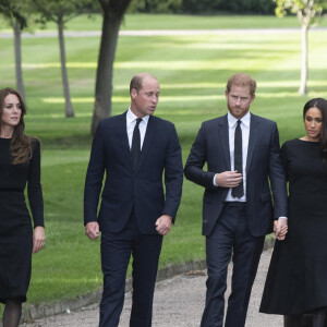 Le prince de Galles William, la princesse de Galles Kate Catherine Middleton, le prince Harry, duc de Sussex, Meghan Markle, duchesse de Sussex à la rencontre de la foule devant le château de Windsor, suite au décès de la reine Elisabeth II d'Angleterre. Le 10 septembre 2022 