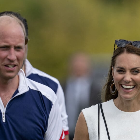 Le prince William, duc de Cambridge, et Catherine (Kate) Middleton, duchesse de Cambridge, arrivent au match de polo caritatif Out-Sourcing Inc au Guards Polo Club, Smiths Lawn à Windsor le 6 juillet 2022. 