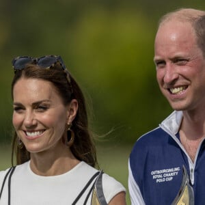 Le prince William, duc de Cambridge, et Catherine (Kate) Middleton, duchesse de Cambridge, arrivent au match de polo caritatif Out-Sourcing Inc au Guards Polo Club, Smiths Lawn à Windsor le 6 juillet 2022. 