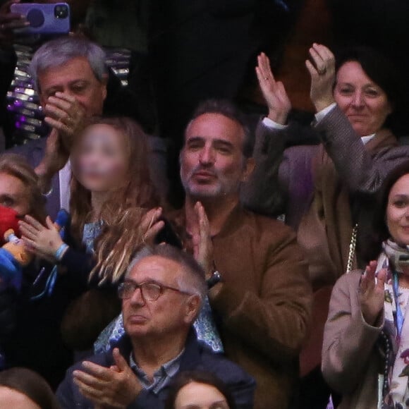 Jean Dujardin, sa femme Nathalie Péchalat et leur fille Jeanne assistent au sacre du couple Cizeron-Papadakis en danse sur glace en tribunes de l'Arena de Montpellier lors des championnats du monde de patinage artistique 2022 le 26 mars 2022. © Laurent Lairys /Panoramic/Bestimage