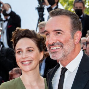 Jean Dujardin et sa femme Nathalie Péchalat - Montée des marches du film " OSS 117 : Alerte rouge en Afrique Noire " lors du 74ème Festival International du Film de Cannes. © Borde-Jacovides-Moreau / Bestimage