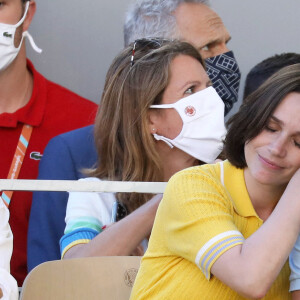 Nathalie Péchalat et Jean Dujardin dans les tribunes lors de la finale hommes des Internationaux de France de tennis de Roland Garros à Paris le 13 juin 2021. © Dominique Jacovides / Bestimage  Celebs at Roland Garros photocall in Paris on june 13th 2021 