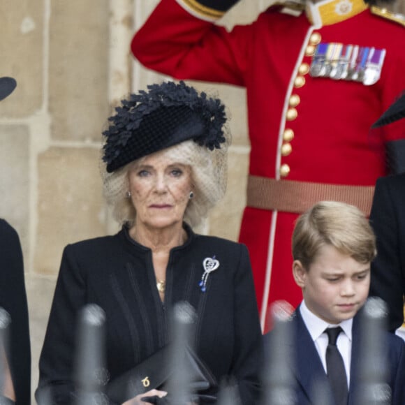 Meghan Markle, Camilla Parker Bowles, reine consort d'Angleterre, Le prince George de Galles, La princesse Charlotte de Galles, Catherine (Kate) Middleton, princesse de Galles - Procession du cercueil de la reine Elizabeth II d'Angleterre de Wesminster Hall où il était exposé au public, jusqu'à l'Abbaye de Westminster. Le cercueil est installé sur l'affût du canon, puis tiré par 142 marins de la Royal Navy à l'aide de cordages, dans la plus pure tradition de la monarchie britannique. Cette tradition remonte aux funérailles d'Etat de la reine Victoria en février 1901. Londres, le 19 septembre 2022. 