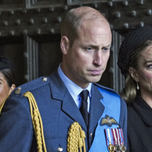 Le prince Harry, duc de Sussex et Meghan Markle, duchesse de Sussex, Le prince William, prince de Galles, et Catherine (Kate) Middleton, princesse de Galles - Sortie - Procession cérémonielle du cercueil de la reine Elisabeth II du palais de Buckingham à Westminster Hall à Londres, où les Britanniques et les touristes du monde entier pourront lui rendre hommage jusqu'à ses obsèques prévues le 19 septembre 2022. Le 14 septembre 2022. 