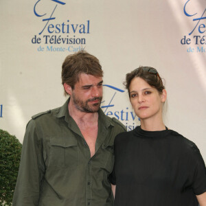 Thierry Neuvic et Hélène Filières lors du photocall de la série Mafiosa au festival de la télévision de Monte-Carlo en 2009