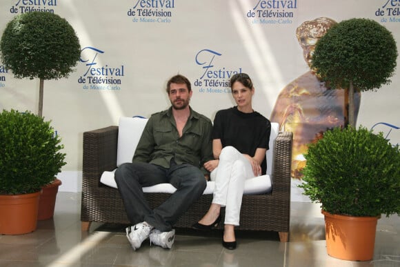 Thierry Neuvic et Hélène Filières lors du photocall de la série Mafiosa au festival de la télévision de Monte-Carlo en 2009