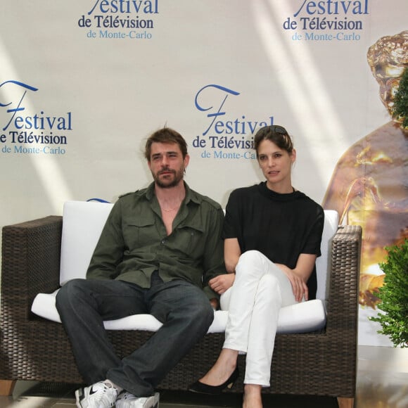 Thierry Neuvic et Hélène Filières lors du photocall de la série Mafiosa au festival de la télévision de Monte-Carlo en 2009