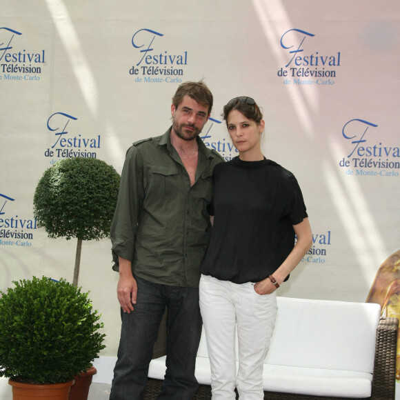 Thierry Neuvic et Hélène Filières lors du photocall de la série Mafiosa au festival de la télévision de Monte-Carlo en 2009