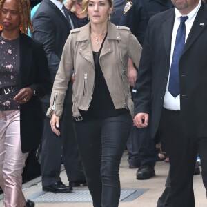 Kate Winslet, toute souriante, va participer à l'émission ''Good Morning America'' à New York, le 26 septembre 2017. Elle est allée signer des autographes à ses fans. 