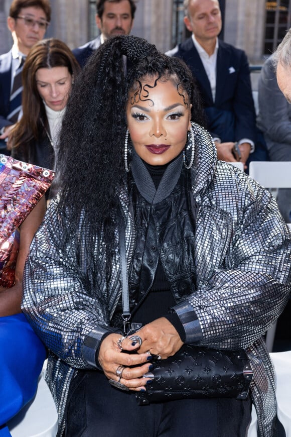 Photo : Janet Jackson - Front Row au défilé Louis Vuitton Collection Femme  Prêt-à-porter Printemps/Eté 2023 lors de la Fashion Week de Paris (PFW),  France, le 4 octobre 2022. © Olivier Borde/Bestimage - Purepeople