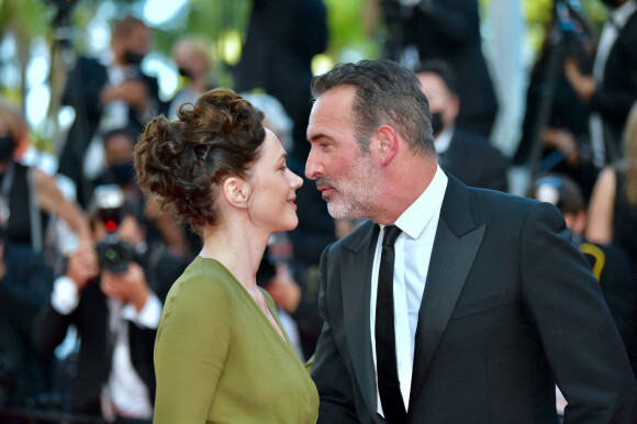 Jean Dujardin et sa femme Nathalie Péchalat - Montée des marches du film "OSS 117 : Alerte rouge en Afrique Noire" lors du 74e Festival de Cannes. Le 17 juillet 2021.