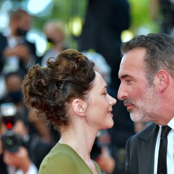 Jean Dujardin et sa femme Nathalie Péchalat - Montée des marches du film "OSS 117 : Alerte rouge en Afrique Noire" lors du 74e Festival de Cannes. Le 17 juillet 2021.