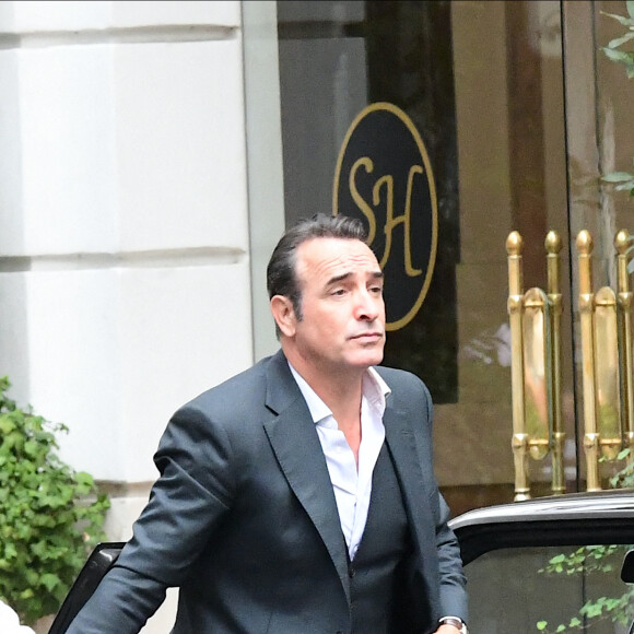Exclusif - Jean Dujardin sur un tournage de la série pour Amazon Prime "Alphonse" devant les Salons Hoche à Paris, le 16 septembre 2022.