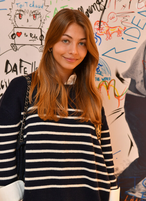 Stella Belmondo lors de la présentation de la collection capsule de la maison Lanvin "Poetry in Motion", une nouvelle ligne jeune "surfer" , à la boutique Lanvin à Paris. Le 8 décembre 2021