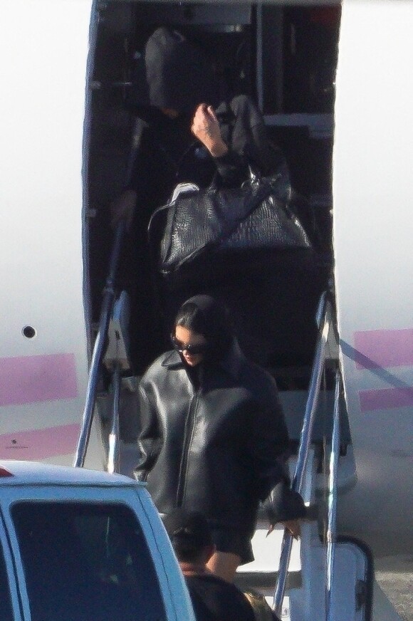 Kylie Jenner arrive en jet privé à Los Angeles, de retour de la Fashion Week à Paris, le 4 octobre 2022. 