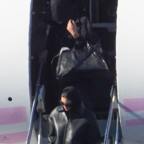 Kylie Jenner arrive en jet privé à Los Angeles, de retour de la Fashion Week à Paris, le 4 octobre 2022. 