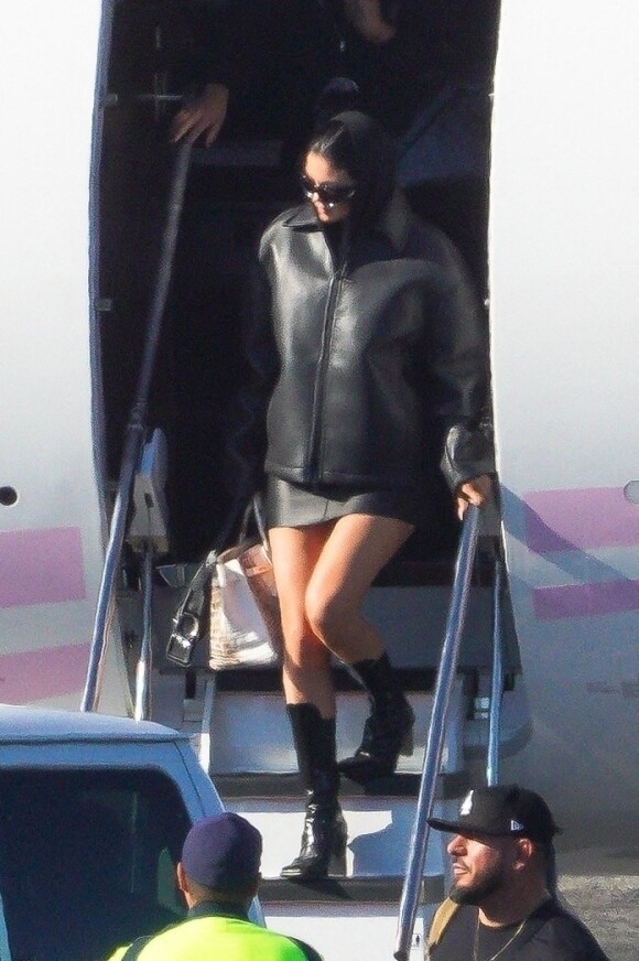 Kylie Jenner arrive en jet privé à Los Angeles, de retour de la Fashion Week à Paris, le 4 octobre 2022. 
