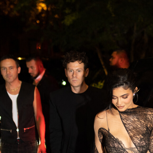 Kylie Jenner arrive pour le soirée BoF 500 du magazine The Business of Fashion à l'hôtel Shangri-La lors de la Fashion Week de Paris (PFW), France, le 1er octobre 2022. 