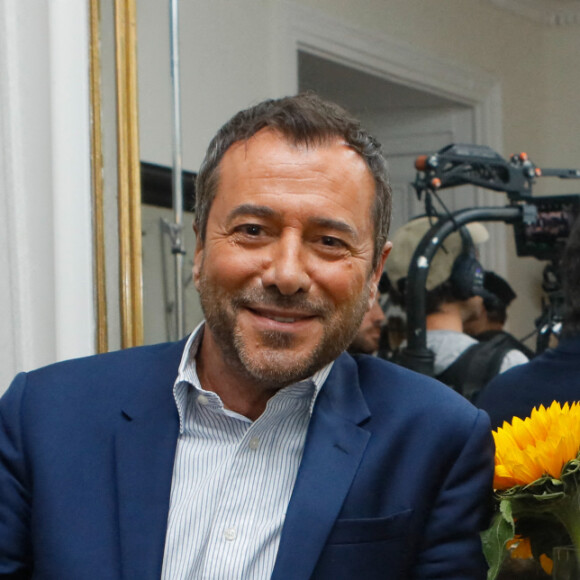 Exclusif - Bernard Montiel - Sketch "L'après dîner" - Tournage de l'émission "Sketch Story" à Neuilly-sur-Seine. Le 23 septembre 2022 C'est l'une des nouveautés de cette rentrée 2022. Samedi 8 octobre à 21h10, retrouvez " Sketch Story ", la nouvelle création originale de France 2  © Christophe Clovis / Bestimage 