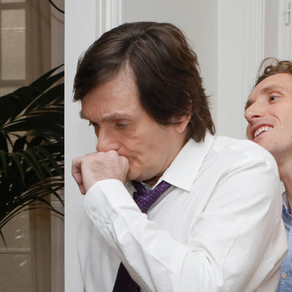 Exclusif - Jour 8 - Pierre Palmade, Baptiste Lecaplain - Sketch "Gérard et Toinette" - Tournage de l'émission "Sketch Story" à Neuilly-sur-Seine. Le 23 septembre 2022 C'est l'une des nouveautés de cette rentrée 2022. Samedi 8 octobre à 21h10, retrouvez " Sketch Story ", la nouvelle création originale de France 2 © Christophe Clovis / Bestimage 