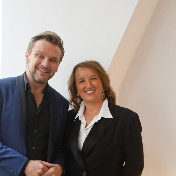 Exclusif - Jeanfi Janssens, Anne Roumanoff - Jour 6 - Sketch "Cocktail mondain" - Tournage de l'émission "Sketch Story" à la galerie Joseph Turenne. Le 19 septembre 2022 C'est l'une des nouveautés de cette rentrée 2022. Samedi 8 octobre à 21h10, retrouvez " Sketch Story ", la nouvelle création originale de France 2 © Christophe Clovis / Bestimage 