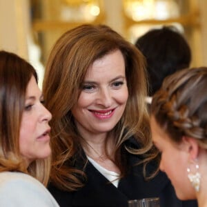 Charlotte Valandrey, sa fille Tara et Valerie Trierweiler (invitee) Paris le 10 avril 2013 Remise de la medaille de Chevalier de l'Ordre des Arts et des Lettres par la Ministre de la Culture et de la Communication, au Ministere de la Culture. 