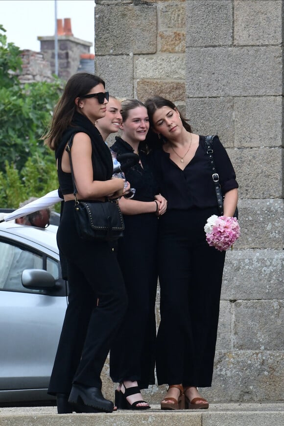 Tara, fille de la défunte, et ses cousines - Obsèques de Charlotte Valandrey en l'église de Pléneuf-Val-André en Bretagne. Le 19 juillet 2022