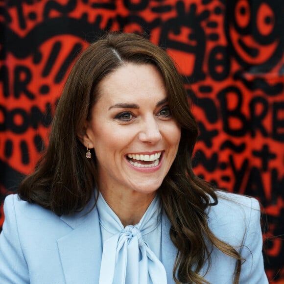 Le prince William, prince de Galles, et Catherine (Kate) Middleton, princesse de Galles, arrivent pour une visite au Trademarket, un nouveau marché de rue et de vente au détail en plein air situé dans le centre-ville de Belfast, Royaume Uni, le 6 octobre 2022. 