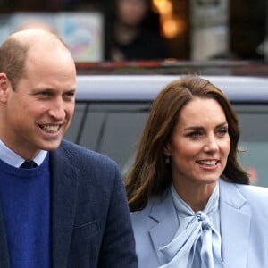 Le prince William, prince de Galles, et Catherine (Kate) Middleton, princesse de Galles, arrivent pour une visite au Trademarket, un nouveau marché de rue et de vente au détail en plein air situé dans le centre-ville de Belfast, Royaume Uni, le 6 octobre 2022. 