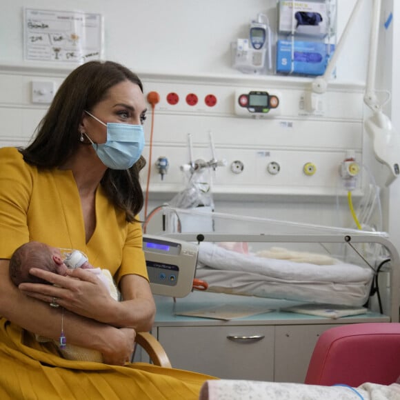 Catherine (Kate) Middleton, princesse de Galles, visite la maternité du Royal Surrey County Hospital à Guildford, le 5 octobre 2022. Sa venue a pour objectif d'en savoir plus sur le soutien holistique qu'il offre aux femmes enceintes et aux nouvelles mères pour s'assurer qu'elles reçoivent les meilleurs soins possibles tout au long et au-delà de leur grossesse. 