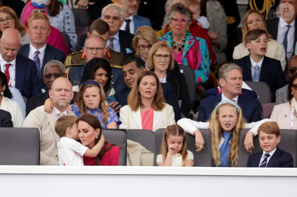 Catherine Kate Middleton, duchesse de Cambridge avec le prince Louis, la princesse Charlotte et le prince George - La famille royale regarde la grande parade qui clôture les festivités du jubilé de platine de la reine à Londres le 5 juin 2022. 