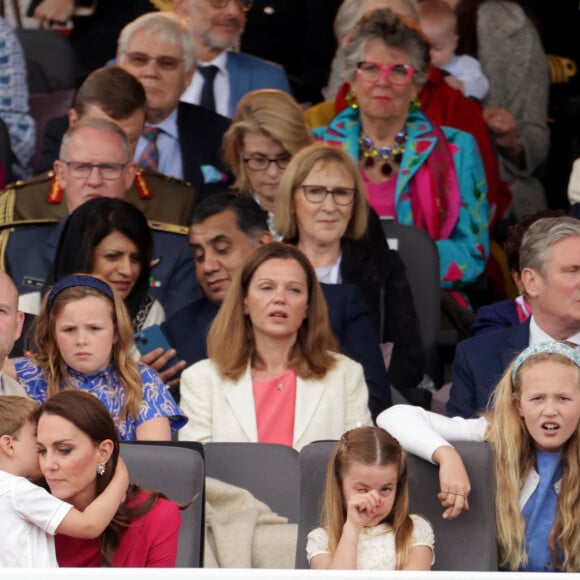 Catherine Kate Middleton, duchesse de Cambridge avec le prince Louis, la princesse Charlotte et le prince George - La famille royale regarde la grande parade qui clôture les festivités du jubilé de platine de la reine à Londres le 5 juin 2022. 